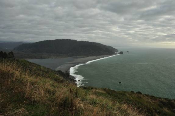 Encontro do rio com o mar no litoral do Redwood National Park, no norte da Califórnia, nos Estados Unidos